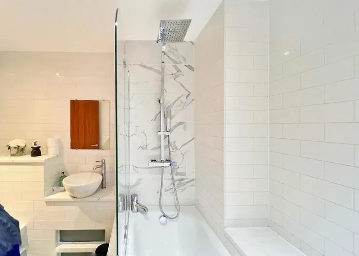 Morden 2br With Views Daire *