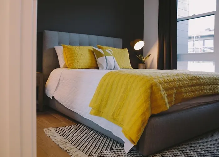 Morden 2br With Views