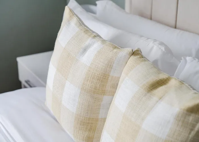 Vakantiehuis Modern 2 Bedroom House With Parking