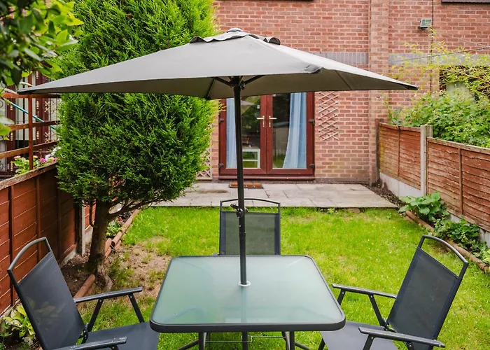 Modern 2 Bedroom House With Parking Holiday home *