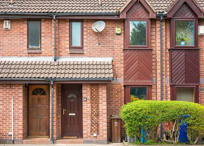 Modern 2 Bedroom House With Parking Holiday home *