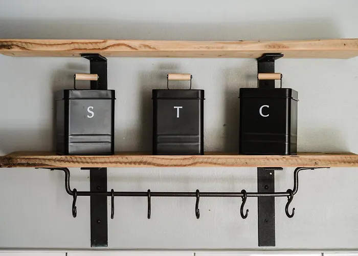 Modern 2 Bedroom House With Parking *