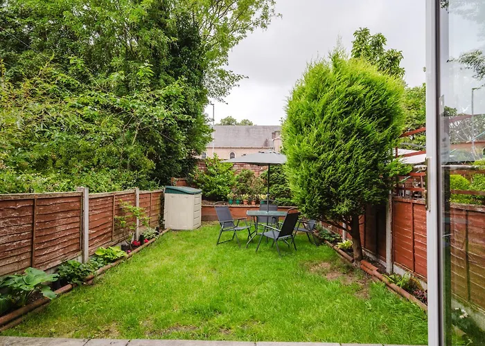 Modern 2 Bedroom House With Parking Holiday home