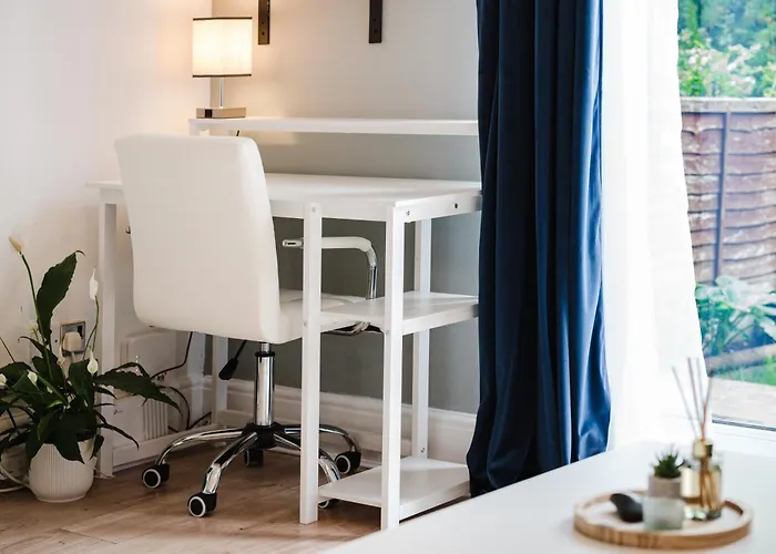 Modern 2 Bedroom House With Parking * Manchester