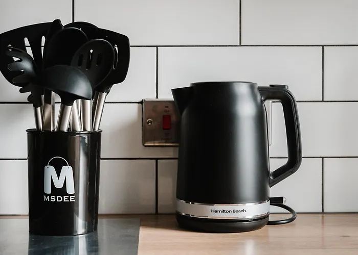 Modern 2 Bedroom House With Parking * Manchester