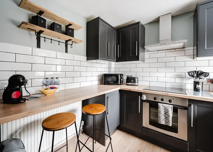 Modern 2 Bedroom House With Parking Ferienhaus