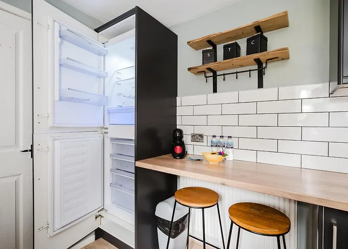 Modern 2 Bedroom House With Parking *