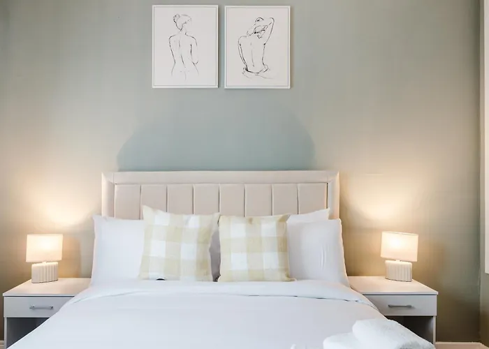 Modern 2 Bedroom House With Parking