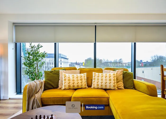 Modern 2 Bedroom By Paul & Malin Short Lets & Serviced Stretford With Free Parking & Gym Access Apartmán