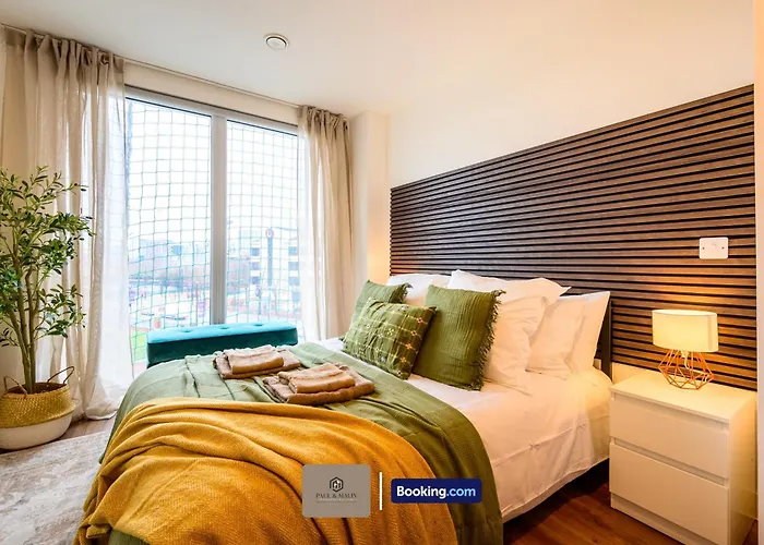 Modern 2 Bedroom By Paul & Malin Short Lets & Serviced Stretford With Free Parking & Gym Access Manchester