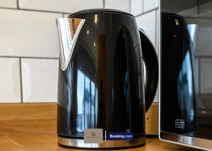 Centrally Located Flat By Paul & Malin Properties Short Lets & Serviced Accommodation Salford Ideal For Contractor Stay Daire