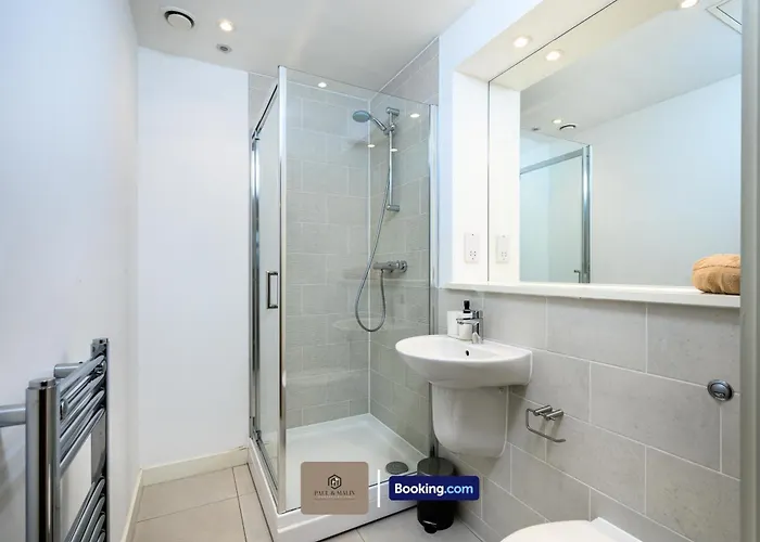 Centrally Located Flat By Paul & Malin Properties Short Lets & Serviced Accommodation Salford Ideal For Contractor Stay Daire Manchester