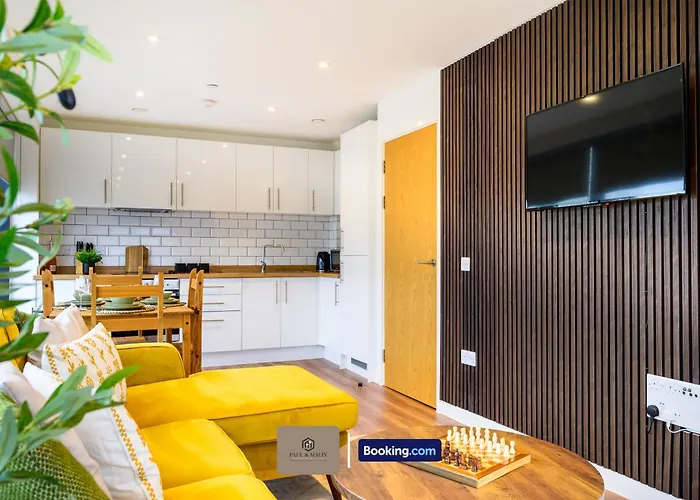 Centrally Located Flat By Paul & Malin Properties Short Lets & Serviced Accommodation Salford Ideal For Contractor Stay * Manchester