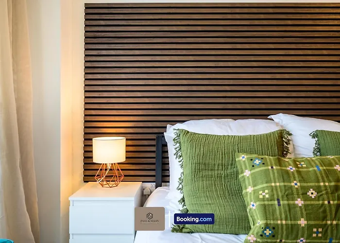 Modern 2 Bedroom By Paul & Malin Short Lets & Serviced Stretford With Free Parking & Gym Access