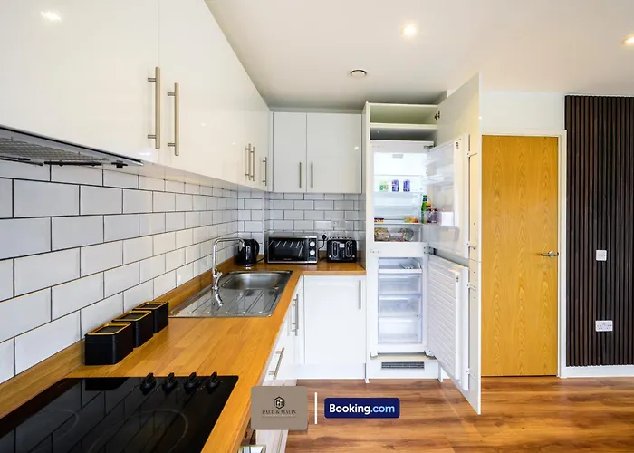 Modern 2 Bedroom By Paul & Malin Short Lets & Serviced Stretford With Free Parking & Gym Access 아파트