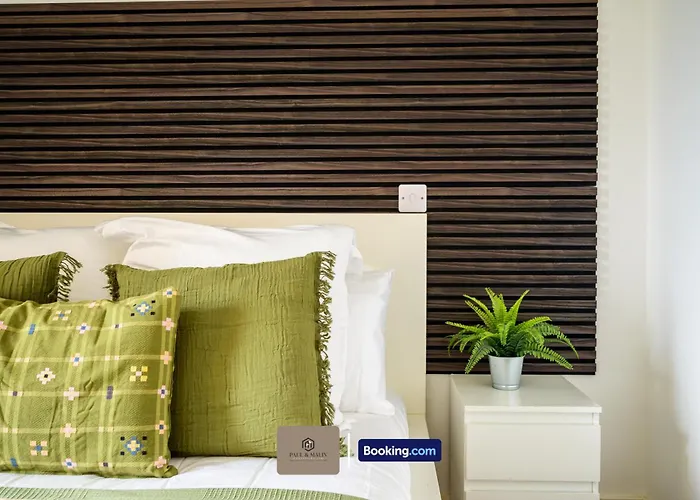 Modern 2 Bedroom By Paul & Malin Short Lets & Serviced Stretford With Free Parking & Gym Access 맨체스터