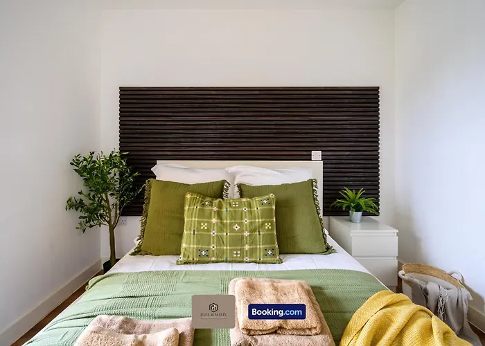 Modern 2 Bedroom By Paul & Malin Short Lets & Serviced Stretford With Free Parking & Gym Access *