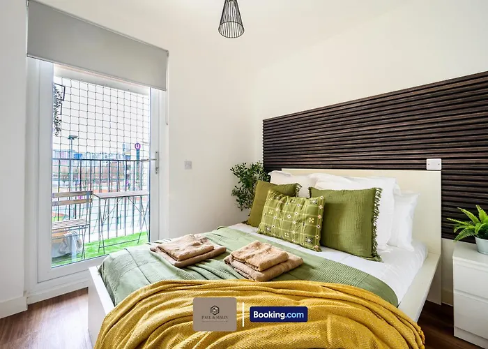 Modern 2 Bedroom By Paul & Malin Short Lets & Serviced Stretford With Free Parking & Gym Access * Manchester