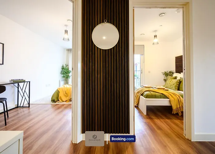 Centrally Located Flat By Paul & Malin Properties Short Lets & Serviced Accommodation Salford Ideal For Contractor Stay