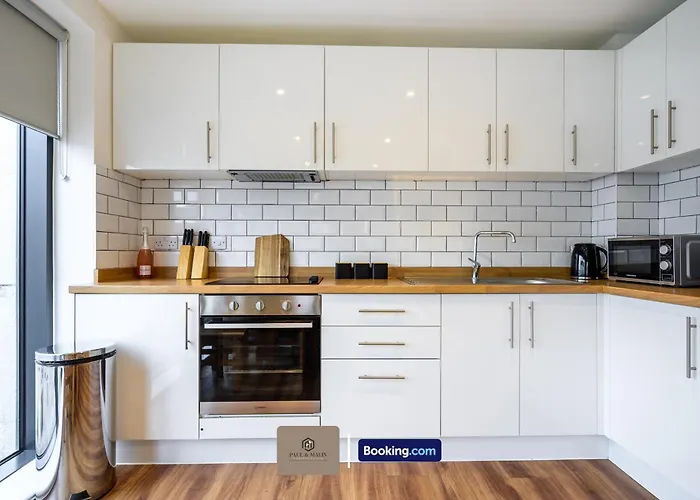 Modern 2 Bedroom By Paul & Malin Short Lets & Serviced Stretford With Free Parking & Gym Access * 맨체스터