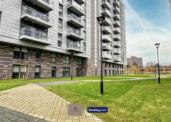 3 Bedroom By Paul & Malin Short Lets & Serviced Stretford With Gym Access *