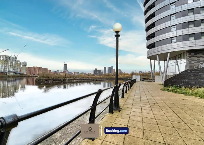 3 Bedroom By Paul & Malin Short Lets & Serviced Stretford With Gym Access Manchester