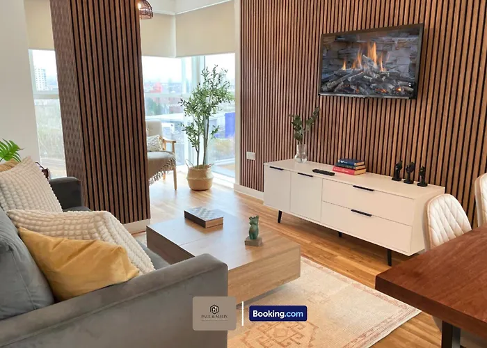 3 Bedroom By Paul & Malin Short Lets & Serviced Stretford With Gym Access *