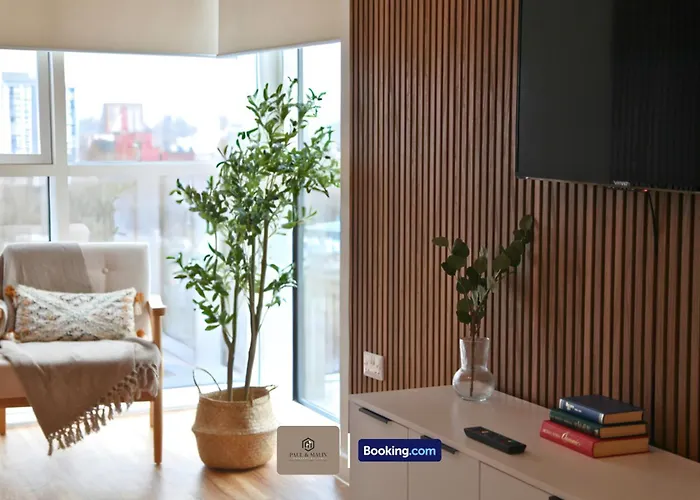 3 Bedroom By Paul & Malin Short Lets & Serviced Stretford With Gym Access * Manchester