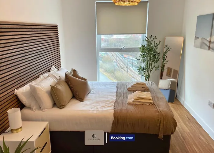 3 Bedroom By Paul & Malin Short Lets & Serviced Stretford With Gym Access Apartmán