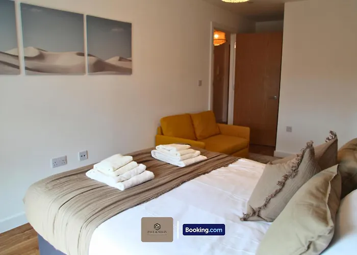 3 Bedroom By Paul & Malin Short Lets & Serviced Stretford With Gym Access * Manchester