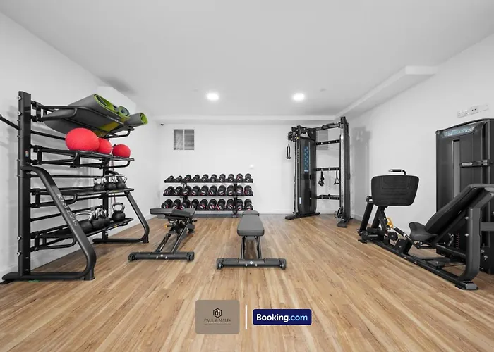 3 Bedroom By Paul & Malin Short Lets & Serviced Stretford With Gym Access Appartamento Manchester