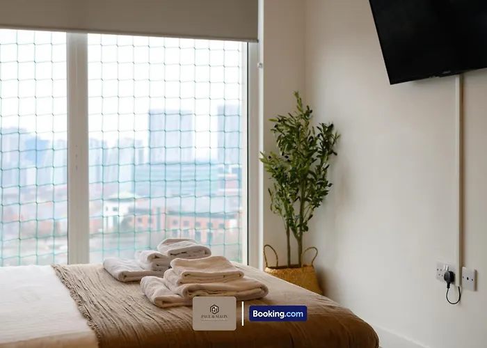 Hotel-Quality Flat By Paul & Malin Properties Short Term Rental Salford With Great City Access * Manchester