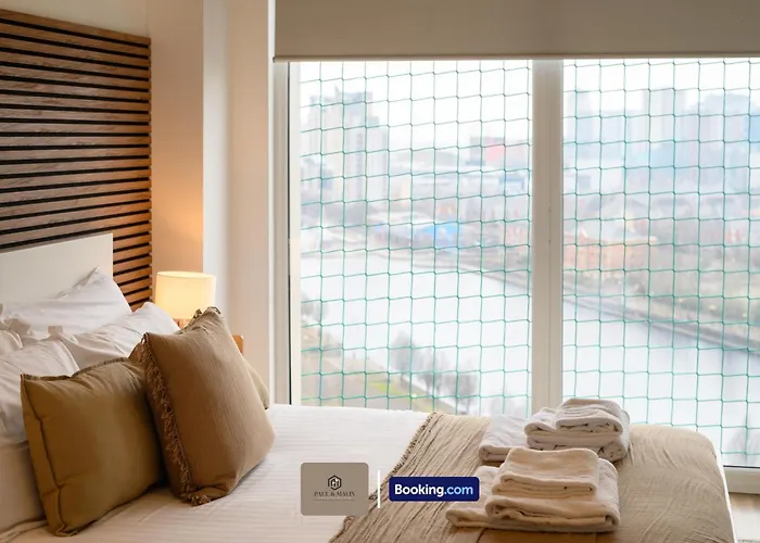 2 Bedroom By Paul & Malin Short Lets & Serviced Stretford With Free Wifi & Gym Access 아파트 *