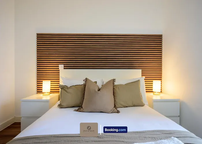 2 Bedroom By Paul & Malin Short Lets & Serviced Stretford With Free Wifi & Gym Access アパート マンチェスター