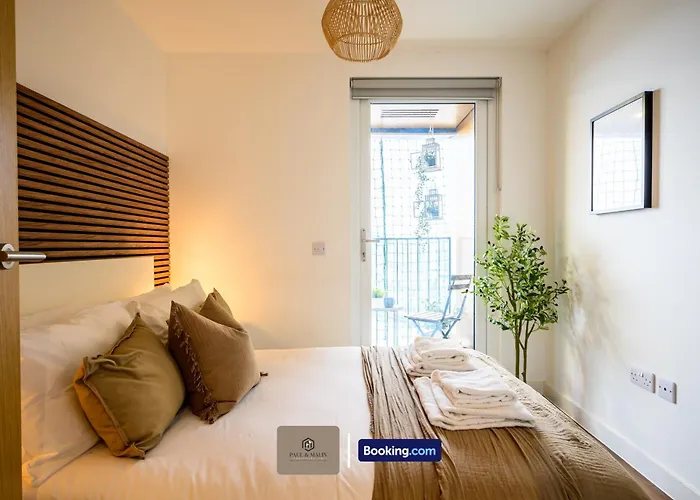 2 Bedroom By Paul & Malin Short Lets & Serviced Stretford With Free Wifi & Gym Access