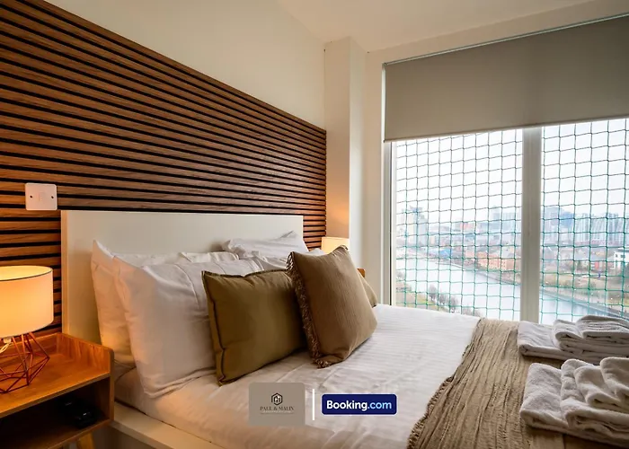 2 Bedroom By Paul & Malin Short Lets & Serviced Stretford With Free Wifi & Gym Access マンチェスター