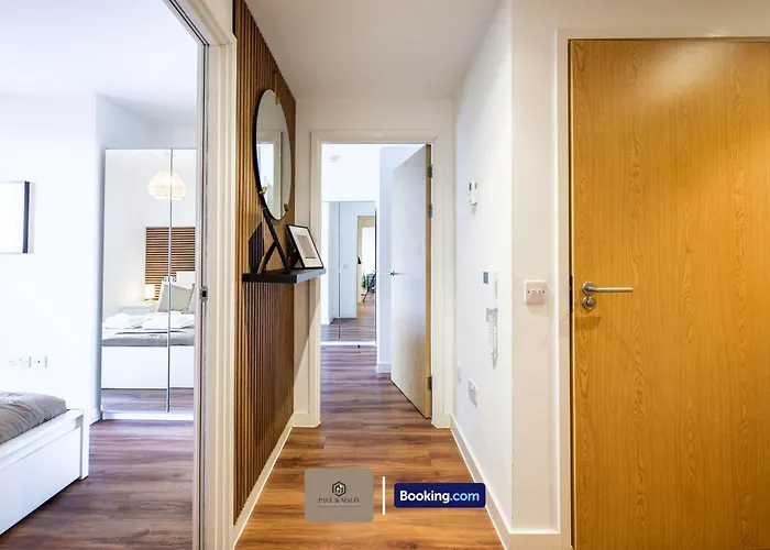 2 Bedroom By Paul & Malin Short Lets & Serviced Stretford With Free Wifi & Gym Access