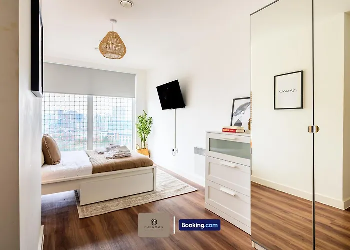 2 Bedroom By Paul & Malin Short Lets & Serviced Stretford With Free Wifi & Gym Access * マンチェスター