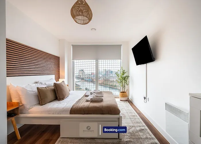 Hotel-Quality Flat By Paul & Malin Properties Short Term Rental Salford With Great City Access * Manchester