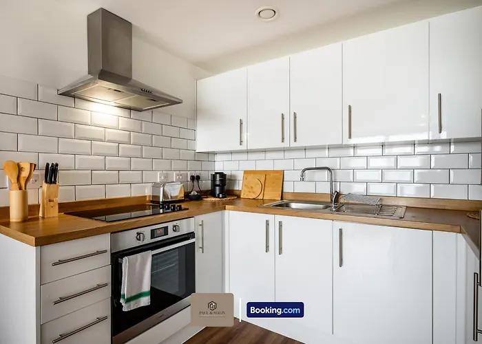 2 Bedroom By Paul & Malin Short Lets & Serviced Stretford With Free Wifi & Gym Access