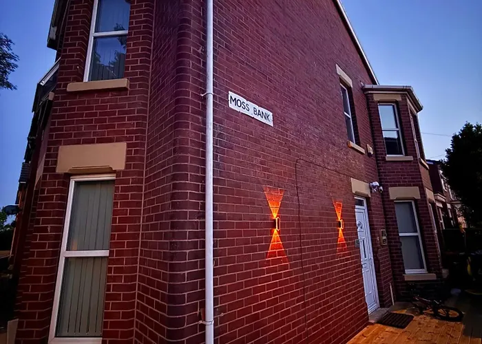 Full With Free Parking In Moss Bank, Crumpsall, Manchester