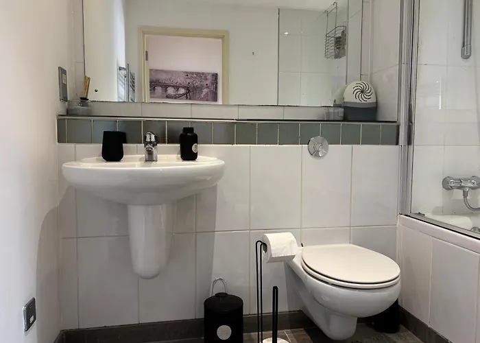 Lux 2bed Centre And Ao Arena Free Parking Modern 아파트 *