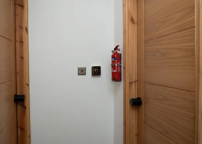 4 Bed Failsworth - 3 Bathrooms - Free Parking - Mon-fri - Ideal For Contractors And Families بيت للعطل *