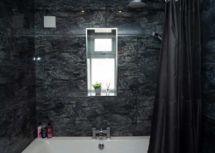 4 Bed Failsworth - 3 Bathrooms - Free Parking - Mon-fri - Ideal For Contractors And Families *