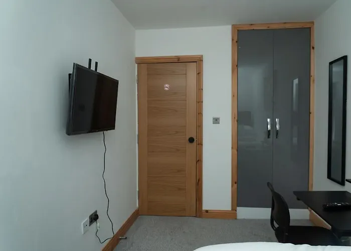 4 Bed Failsworth - 3 Bathrooms - Free Parking - Mon-fri - Ideal For Contractors And Families Дом отдыха *