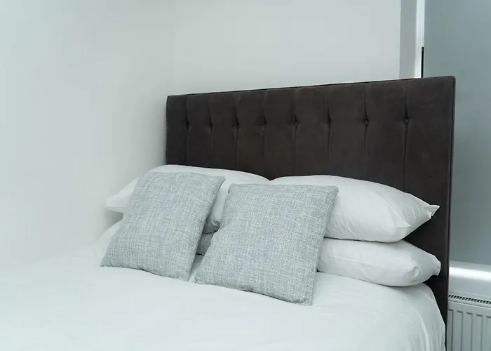 4 Bed Failsworth - 3 Bathrooms - Free Parking - Mon-fri - Ideal For Contractors And Families Дом отдыха