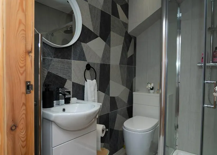 4 Bed Failsworth - 3 Bathrooms - Free Parking - Mon-fri - Ideal For Contractors And Families Дом отдыха *