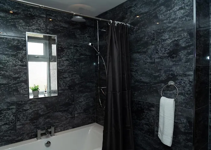 Дом отдыха 4 Bed Failsworth - 3 Bathrooms - Free Parking - Mon-fri - Ideal For Contractors And Families Манчестер