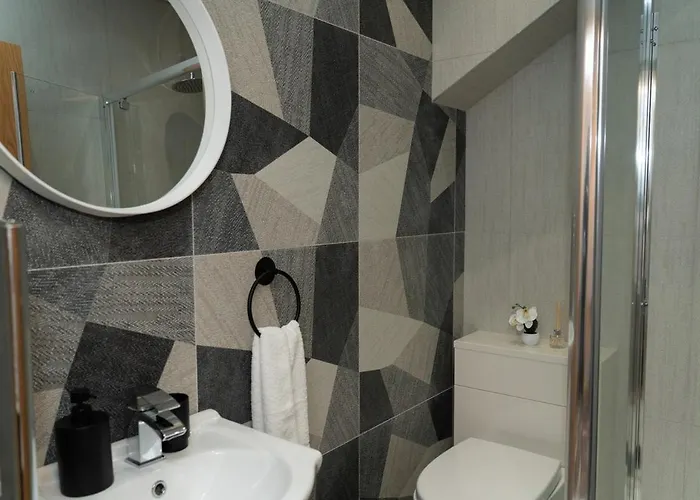 4 Bed Failsworth - 3 Bathrooms - Free Parking - Mon-fri - Ideal For Contractors And Families مانشستر