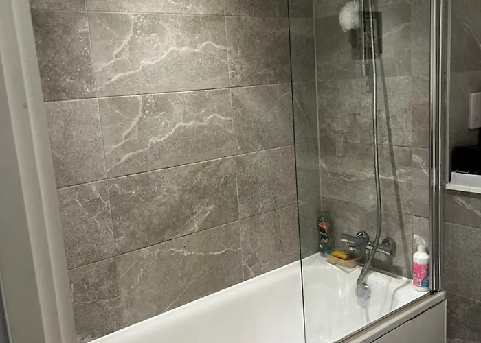 Private Double With Shared Amenities Near 홈스테이